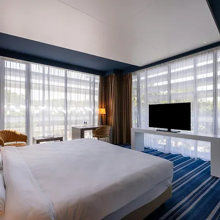 Hotel Leonardo Royal Promenade 4*